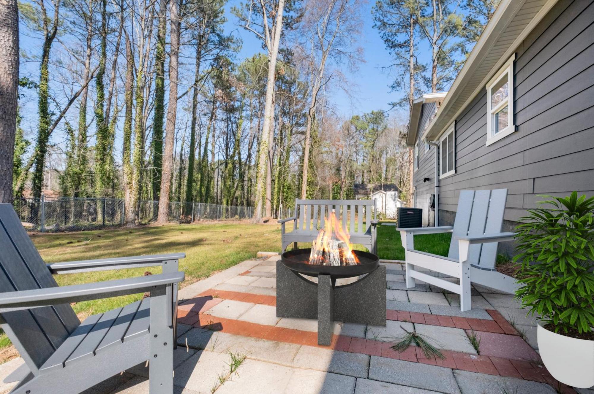 Outdoor Projector, Arcade, Fire Pit, 2 Car Garage, 2 Living Rooms Snellville Exterior photo