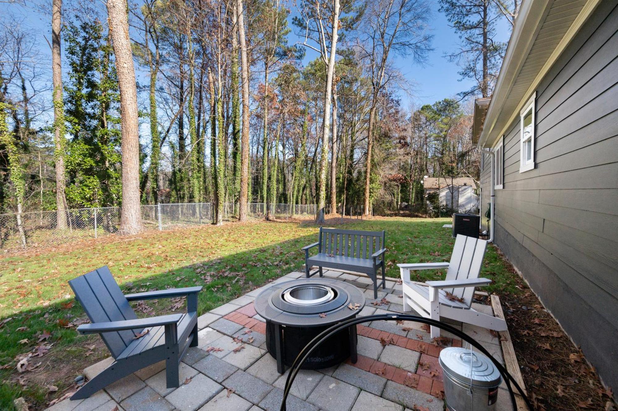 Outdoor Projector, Arcade, Fire Pit, 2 Car Garage, 2 Living Rooms Snellville Exterior photo